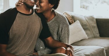 Maswali 11 Mazuri ya Kumuliza Mpenzi Wako Wakati wa Kuchati.