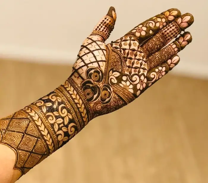 30 Best Mehndi Designs For Karwa Chauth in 2023