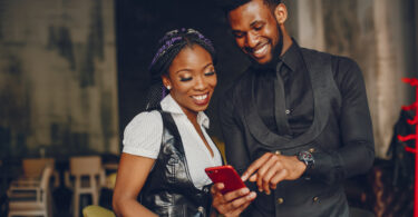 Maswali 10 ya Kumuuliza Mwanamke Mkitoka Date